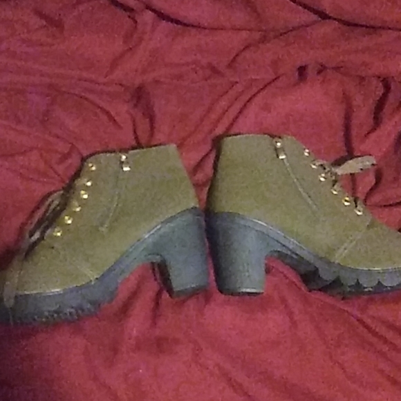 Boots - Picture 3 of 3